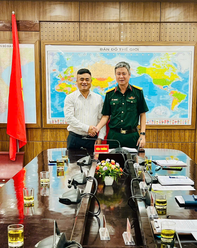 Dược sĩ Trần Mạnh Đức – Chủ tịch HĐQT HBL Group chụp ảnh lưu niệm cùng Đại tá, Tiến sĩ Đỗ Việt Bình – Viện trưởng Viện Khoa học và Công nghệ Quân sự – Bộ Quốc phòng sau lễ ký kết hợp tác phân phối độc quyền máy vật lý trị liệu Wonder MF5-08 New.
