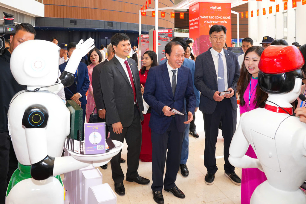 Các Đại biểu  tham quan các gian hàng trưng bày sản phẩm, giải pháp công nghệ tại TECHFEST Hải Phòng 2025(Ảnh-CTT TP.Hải Phòng)