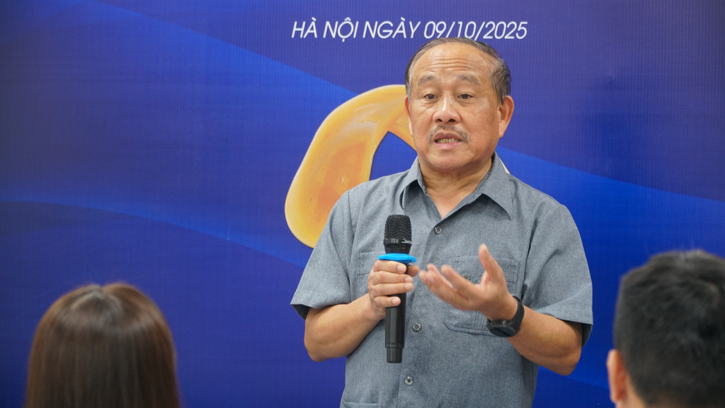 PGS.TS. Nguyễn Huy Nga – Viện trưởng Viện Nghiên cứu Sức khỏe Người cao tuổi và Y tế Cộng đồng phát biểu tại Hội nghị