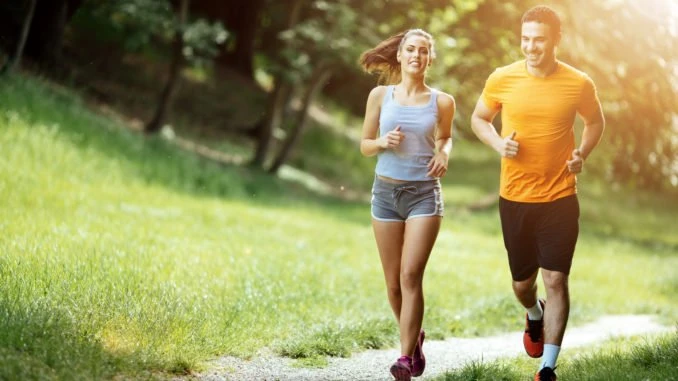 Đi bộ giúp cải thiện nhịp tim (Ảnh minh họa)