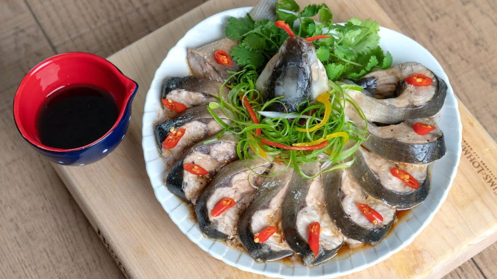 Nên ăn cá hấp thay vì chiên rán (Ảnh minh họa)