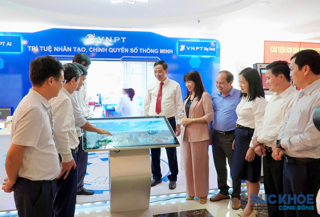 Các đại biểu tham quan khu vực trải nghiệm - giao lưu kỹ năng số