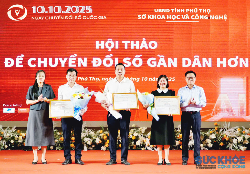 Đại diện lãnh đạo Vụ Kinh tế và Xã hội số, Sở Khoa học và Công nghệ trao Ghi nhận thành tích và đóng góp tiêu biểu vào quá trình chuyển đổi số tỉnh Phú Thọ cho các tập thể…