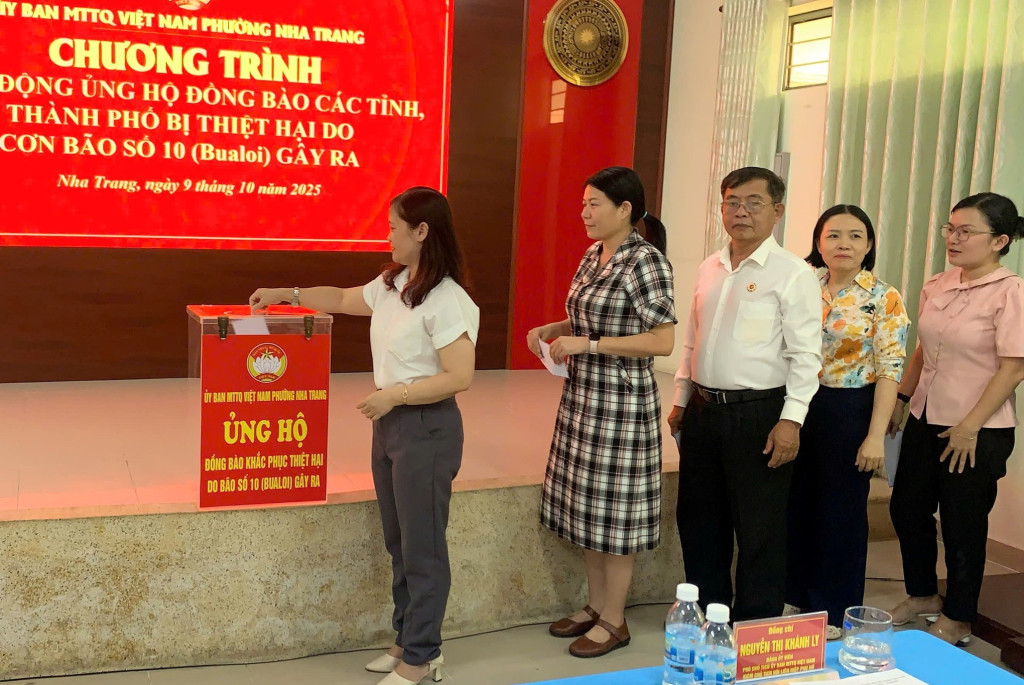 Bà Nguyễn Thị Phương Duyên – Chủ tịch UBMTTQ Việt Nam phường Nha Trang ủng hộ (Ảnh: Thanh Huy)