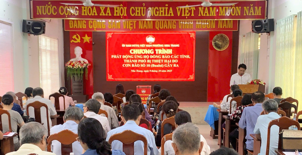Toàn cảnh chương trình ủng hộ miền Bắc ( Ảnh: Thanh Huy)