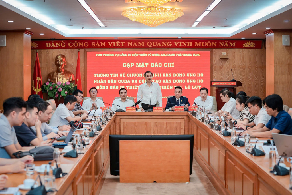 Phó Bí thư Đảng ủy MTTQ, các đoàn thể Trung ương Nguyễn Thái Học phát biểu tại buổi gặp mặt (Ảnh: VGP/Toàn Thắng)