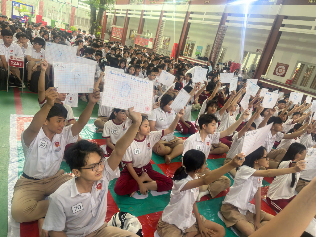 Các em học sinh tích cực tham gia trả lời câu hỏi tại chương trình (Ảnh: Thanh Huy)
