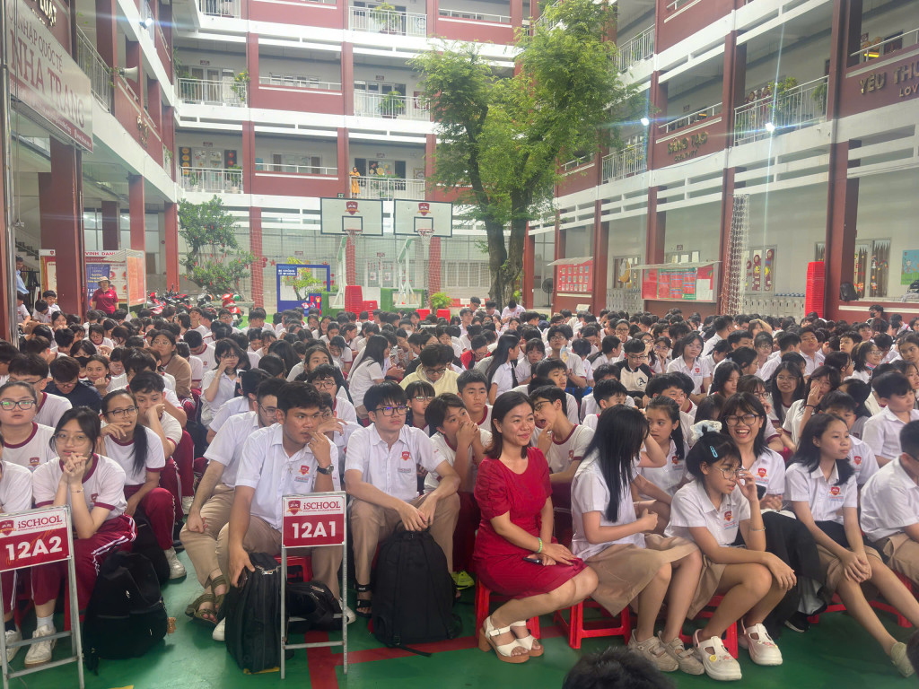 Thầy cô và các bạn học sinh tích cực cổ vũ ( Ảnh: Thanh Huy)