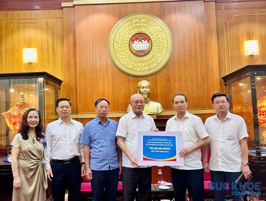 Đoàn Hội GDCSSKCĐ Việt Nam trao tượng trưng 100 triệu đồng ủng hộ đồng bào vùng lũ tại Ủy ban Trung ương Mặt trận Tổ quốc Việt Nam