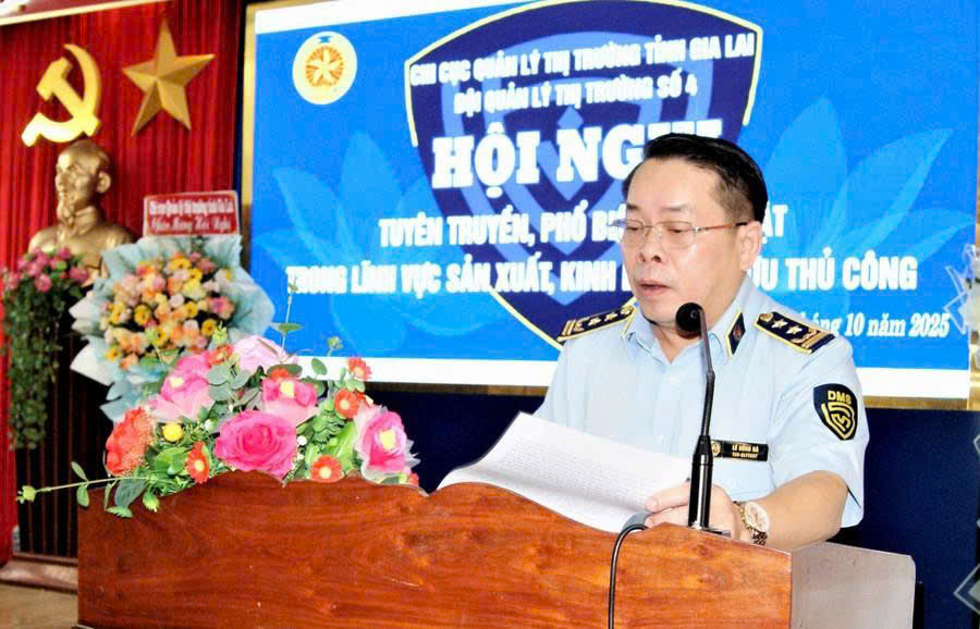 Ông Lê Hồng Hà-Chi cục trưởng Chi Cục quản lý thị trường tỉnh Gia Lai phát biểu tại buổi tuyên truyền. Ảnh: Văn Lực