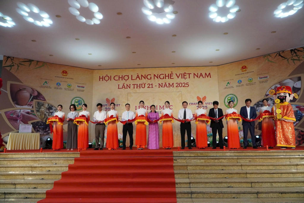 Các đại biểu cắt băng khai mạc hội chợ 