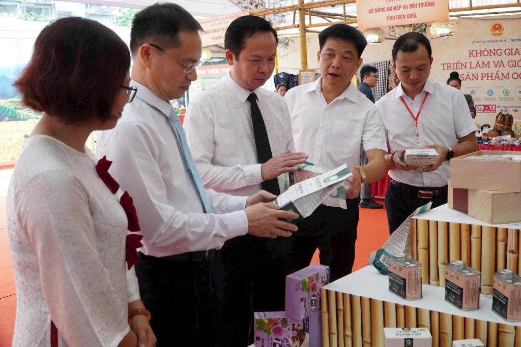 Các đại biểu tham quan gian hàng