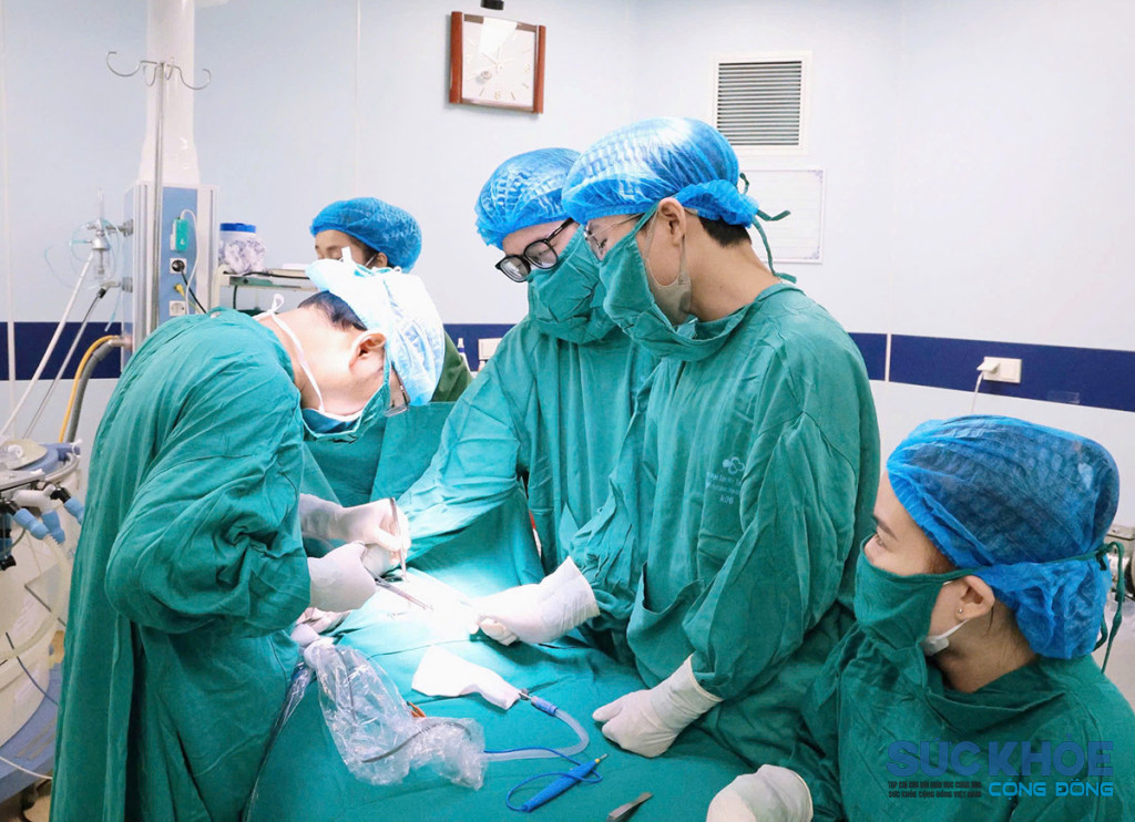 Ê-kíp bác sĩ Khoa Ngoại nhi tổng hợp thực hiện phẫu thuật cho bệnh nhi