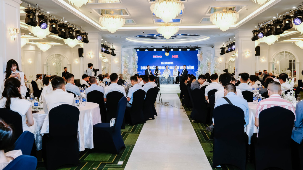 Các diễn giả cùng chia sẻ kinh nghiệm, góc nhìn và hành trình phát triển trong thời đại mới