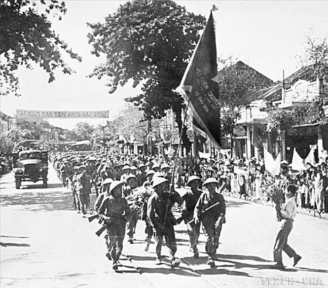 Nhân dân nồng nhiệt chào đón và tặng hoa cho các chiến sĩ trên đường vào tiếp quản Thủ đô, sáng 10/10/1954. Ảnh: Tư liệu – TTXVN
