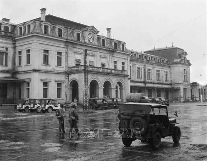 Sáng 9/10/1954, Quân đội nhân dân Việt Nam theo nhiều đường, từ ngoại thành tiến vào Hà Nội, lần lượt tiếp quản ga Hàng Cỏ, Phủ Toàn quyền cũ, khu Đồn Thủy, khu Bờ Hồ, Bắc Bộ phủ. Trong ảnh: Chiến sỹ Quân đội nhân dân Việt Nam tiếp quản ga Hàng Cỏ, ngày 9/10/1954. Ảnh: Tư liệu TTXVN phát