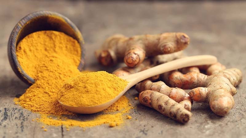 Curcumin trong nghệ là hoạt chất kháng viêm mạnh, giúp làm dịu cơn đau, giảm sưng viêm hiệu quả (Ảnh minh họa)