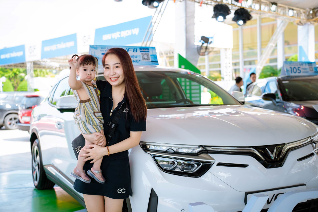 Người dân có cơ hội trải nghiệm xe điện VinFast ngay tại chỗ