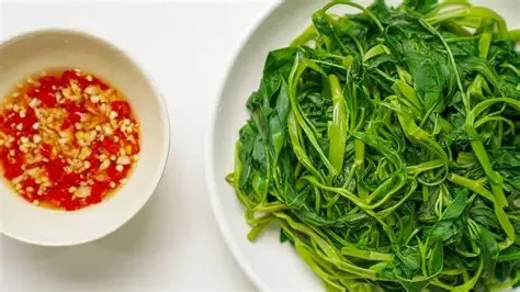 Rau muống luộc là món ăn quen thuộc trong mâm cơm gia đình Việt (Ảnh minh họa)