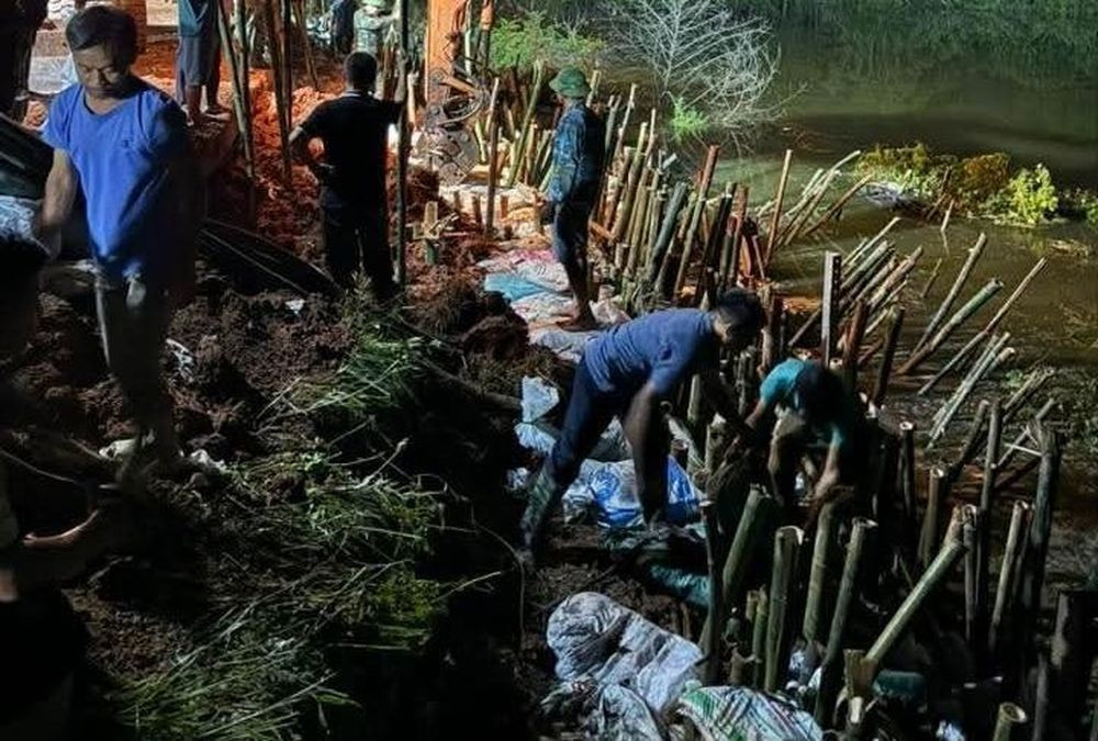Lực lượng quân đội cùng các thanh niên, tình nguyện viên, bà con nhân dân các thôn, các xã chung sức chung lòng đắp đê xuyên ngày xuyên đêm, với tinh thần cứu đê là cứu mình