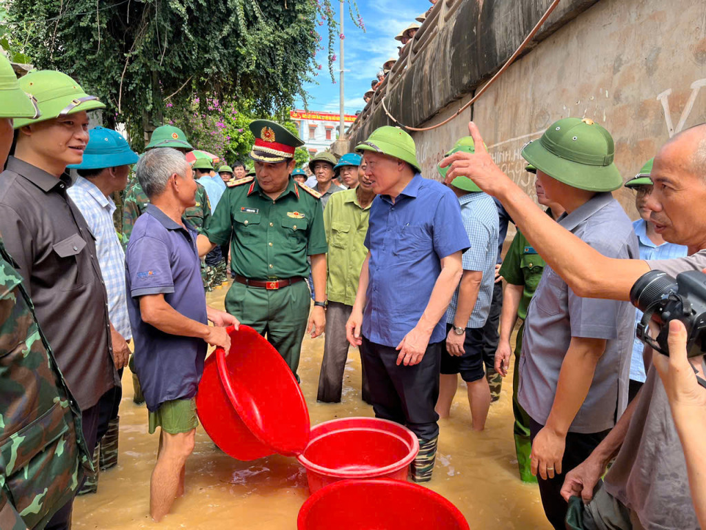 Phó Thủ tướng Thường trực Chính phủ Nguyễn Hoà Bình thăm hỏi, động viên người dân tại khu vực bị ngập lụt do vỡ đê bối tại xã Tiên Lục (Ảnh: VGP/Nguyễn Hoàng)