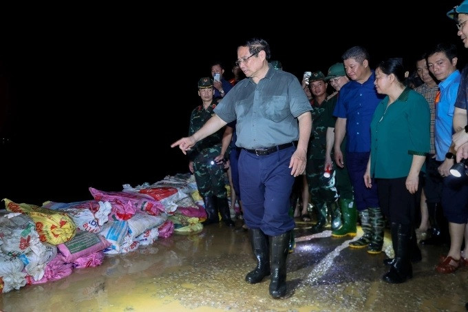 Thủ tướng Phạm Minh Chính kiểm tra công tác ứng phó với mưa lũ tại các xã Trung Giã, Đa Phúc, TP Hà Nội tối 9/10 (Ảnh VGP/Nhật Bắc)