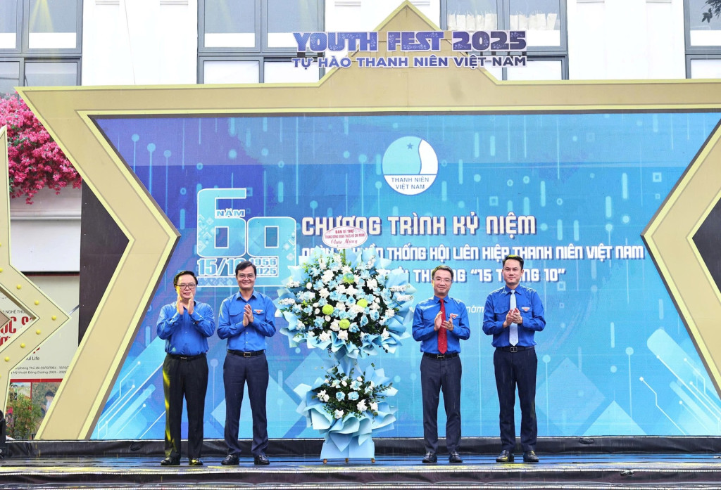 Lãnh đạo Trung ương Đoàn tặng hoa chúc mừng 69 năm Ngày truyền thống Hội Liên hiệp thanh niên Việt Nam