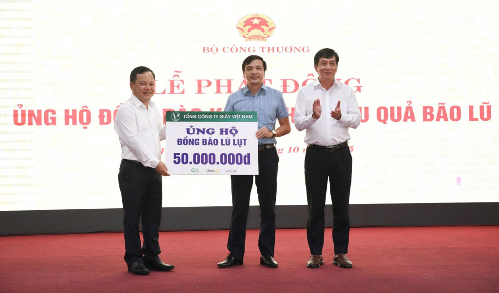 Thông qua Bộ Công Thương, đại diện Tổng công ty Giấy Việt Nam trao ủng hộ đồng bào lũ lụt 