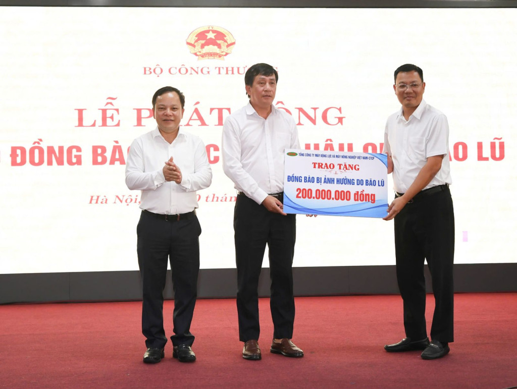 Lãnh đạo Tổng công ty Máy động lực và Máy nông nghiệp Việt Nam (VEAM) trao ủng hộ đồng bào khắc phục hậu quả bão lũ