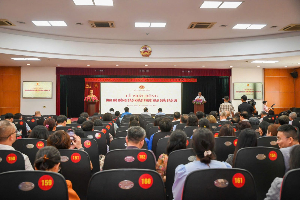 Toàn cảnh Lễ phát động ủng hộ đồng bào khắc phục hậu quả bão lũ của Bộ Công Thương