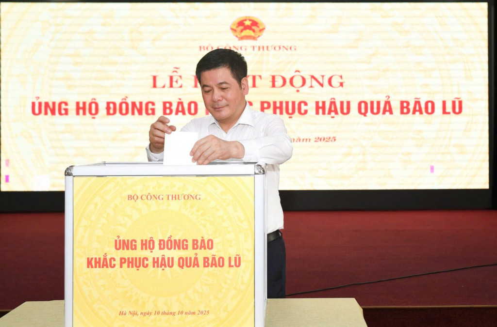 Bộ trưởng Nguyễn Hồng Diên ủng hộ đồng bào khắc phục hậu quả bão lũ