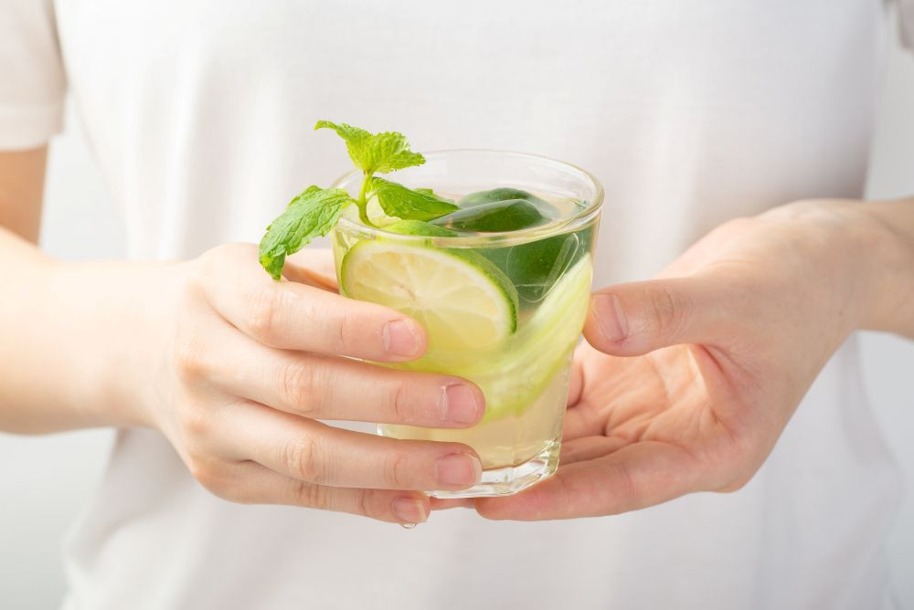 Nước chanh ấm giúp đánh thức cơ thể sau một đêm dài (Ảnh minh họa)
