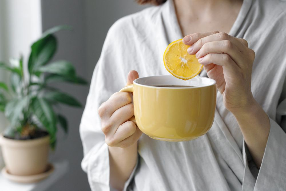 Nước chanh ấm giúp hạn chế khả năng hấp thụ đường (Ảnh minh họa)
