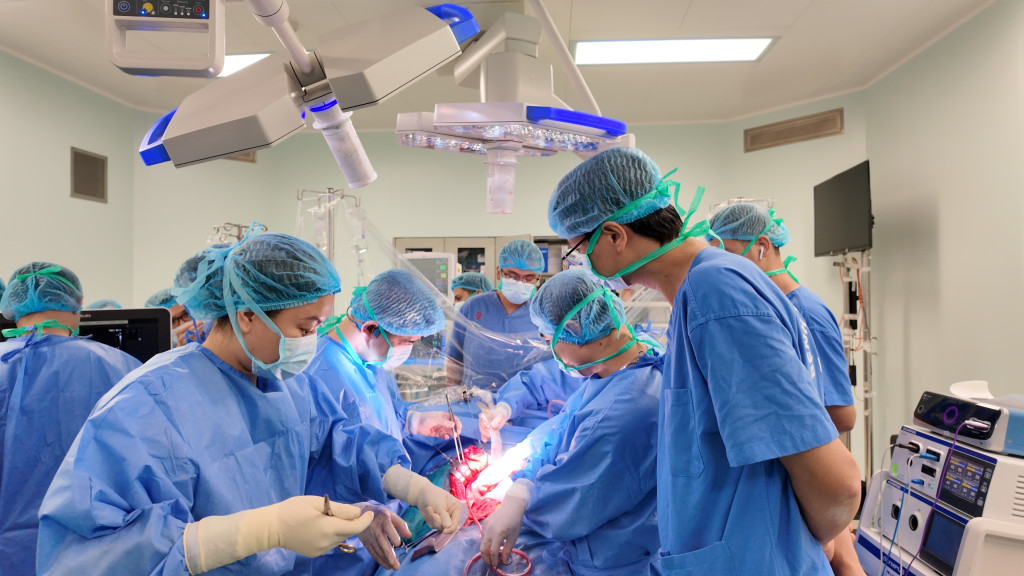 Một kíp khác tiến hành ghép gan cho một bệnh nhân nam 52 tuổi