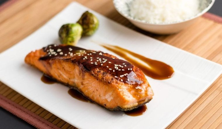 Áp chảo cá hồi giúp giữ trọn vẹn dinh dưỡng của loại thực phẩm này (Ảnh minh họa)