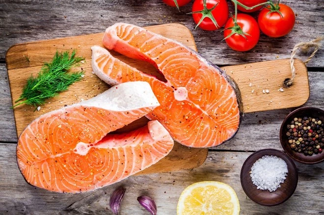 Omega-3 và vitamin D tự nhiên trong cá hồi giúp giảm tình trạng viêm tại tuyến giáp (Ảnh minh họa)
