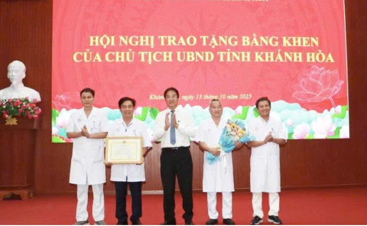 Ông Nguyễn Long Biên trao tặng bằng khen của Chủ tịch UBND tỉnh cho tập thể Bệnh viện Đa khoa Khánh Hòa (Ảnh: Thanh Huy)
