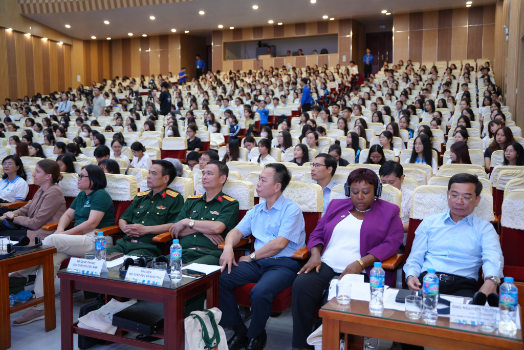 Hàng trăm sinh viên Trường Đại học Sư phạm Hà Nội tham gia buổi lễ