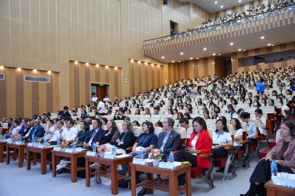 Đại diện các tổ chức nước ngoài tham dự buổi lễ mít tinh