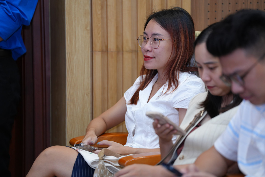 Các bạn sinh viên chăm chú lắng nghe