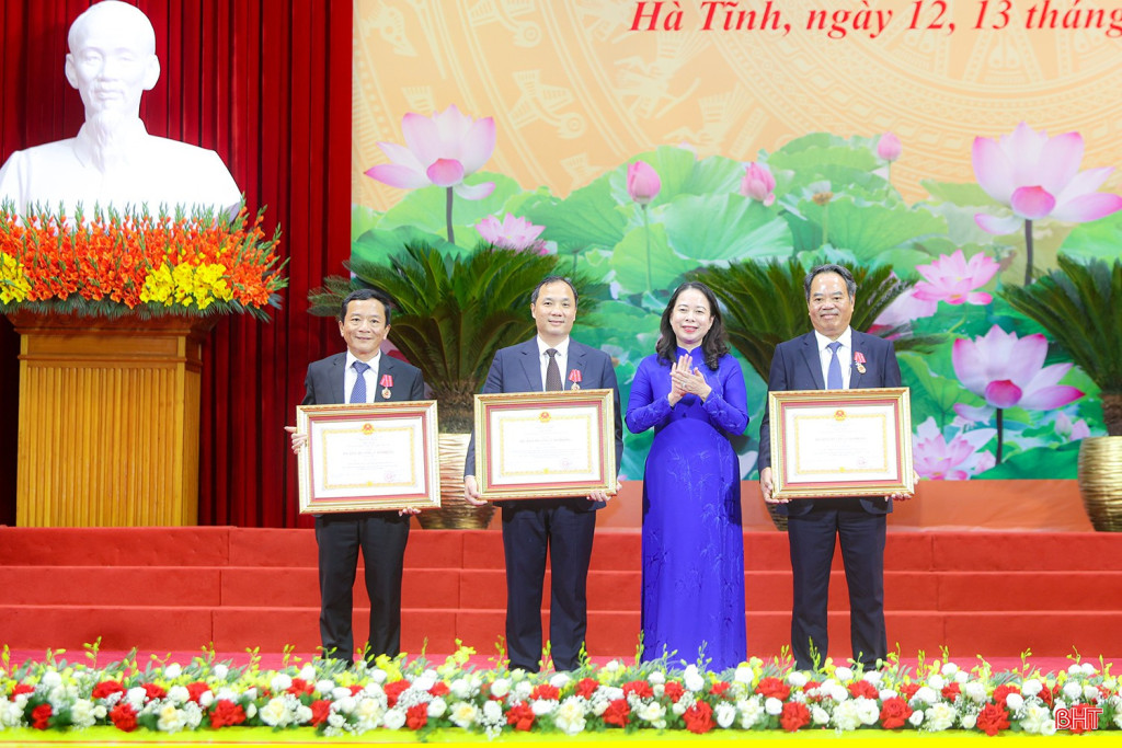 Thừa ủy quyền Chủ tịch nước, Phó Chủ tịch nước Võ Thị Ánh Xuân trao tặng Huân chương Lao động hạng Nhì cho 3 cá nhân thuộc tỉnh Hà Tĩnh