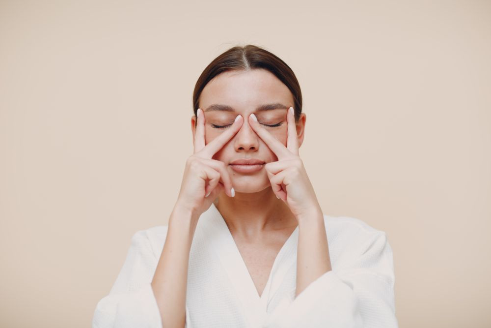 Massage đúng cách giúp sản sinh collagen tự nhiên (Ảnh minh họa)
