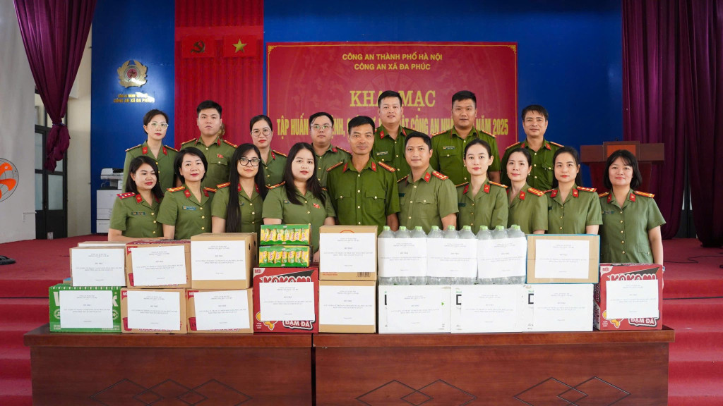 Những phần quà ý nghĩa, tình cảm của Công an TP Hà Nội
