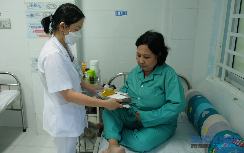 Suất cơm trao tận tay bệnh nhân tại Bệnh viện Đa khoa Yersin Nha Trang (Ảnh: Thanh Huy)