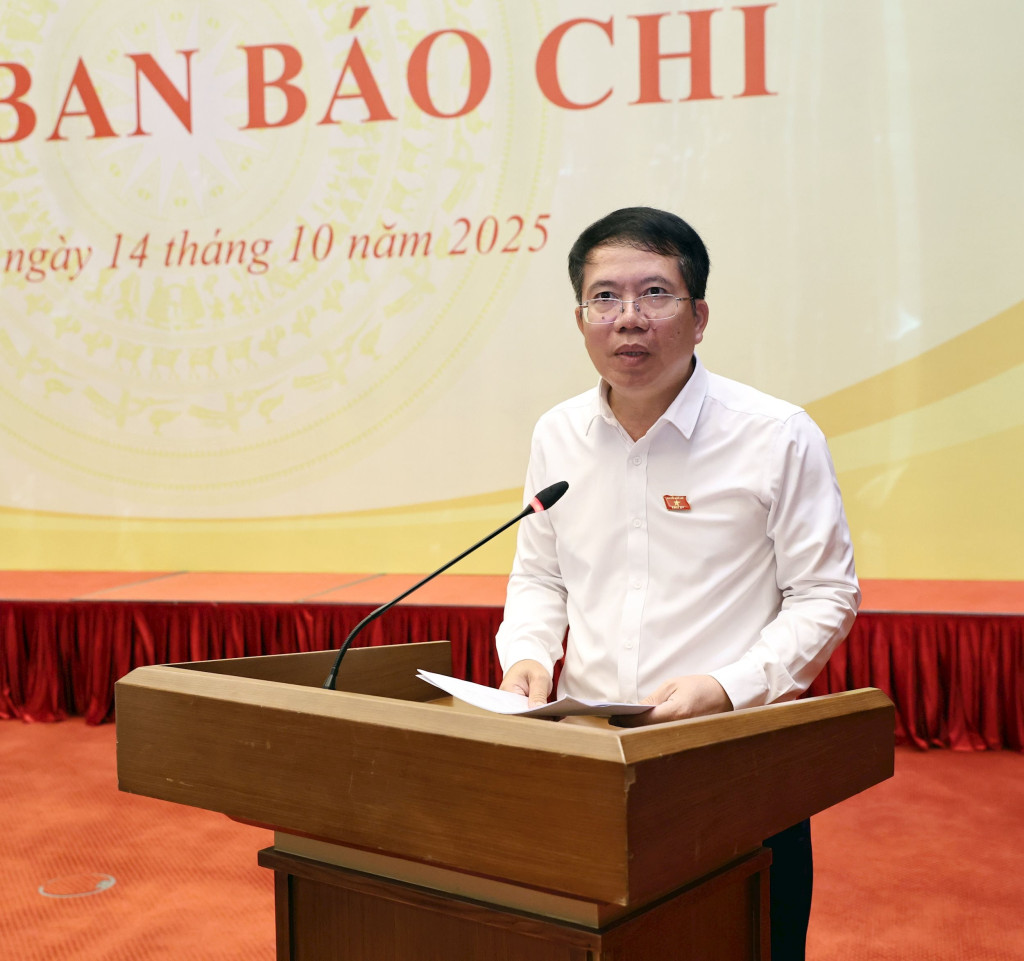Phó Chủ nhiệm Văn phòng Quốc hội Nguyễn Văn Hiển phát biểu