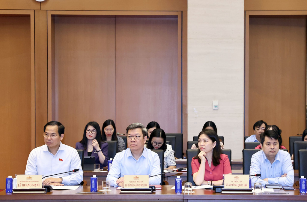 Phó Chủ nhiệm Thường trực Văn phòng Quốc hội Lê Quang Mạnh và các đại biểu tham dự Hội nghị