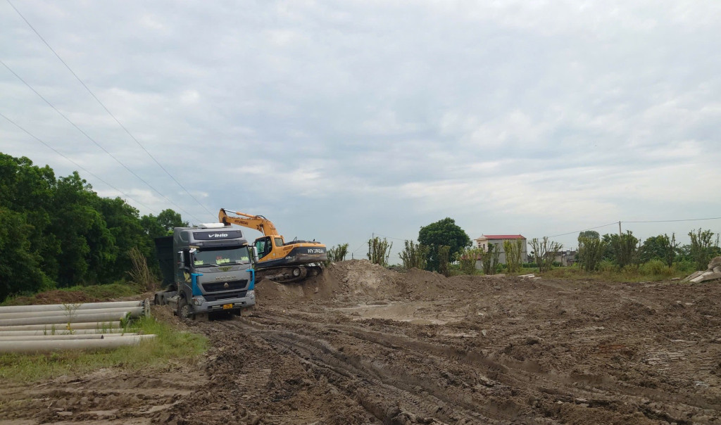 Hiện trường đổ chất thải trái phép của Công ty Việt Nhật.