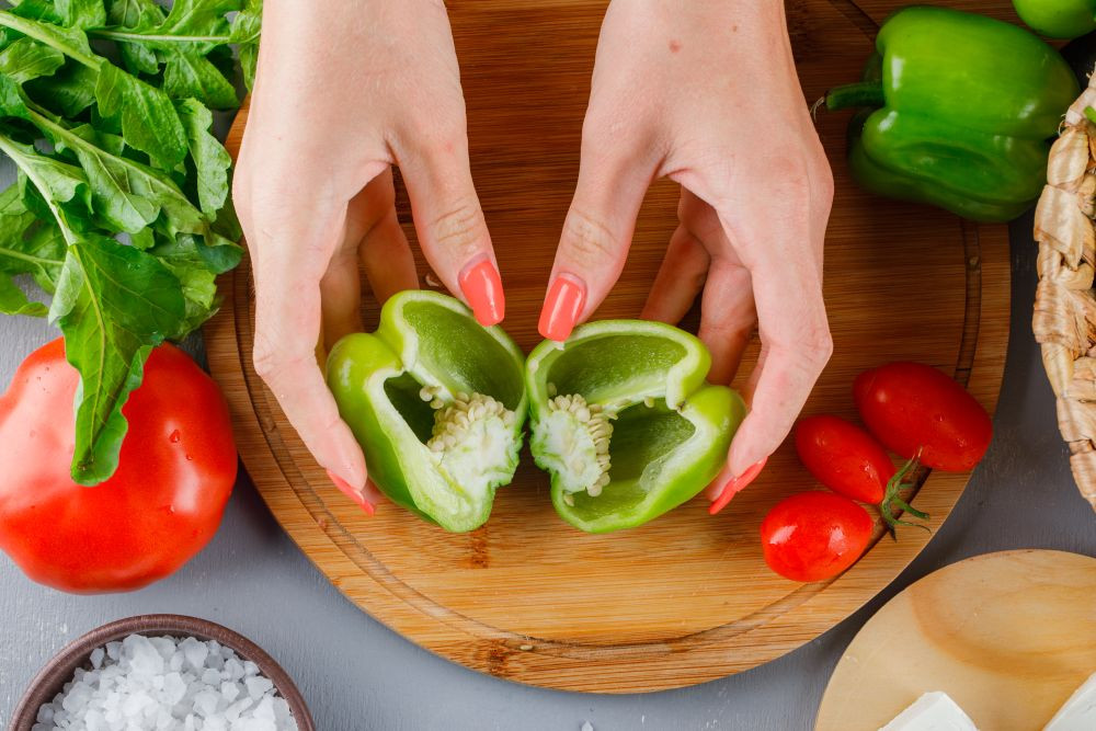 Tránh ăn ớt chuông muối chua vì chứa hàm lượng muối cao (Ảnh minh họa)
