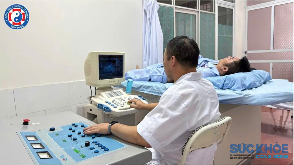 Y bác sĩ thực hiện phương pháp tán sỏi ngài cơ thể 
