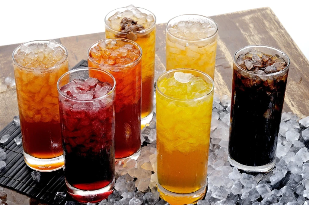 Đường dạn lỏng trong đồ uống có đường là một trong những nguyên nhân hàng đầu tích mỡ (Ảnh minh họa)